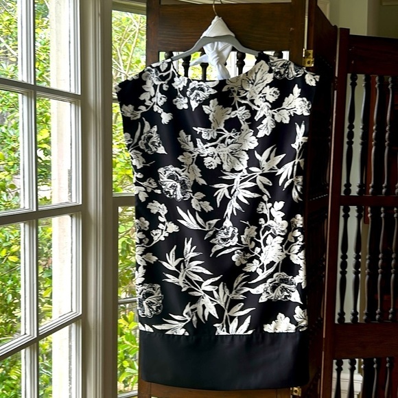 Floral Dress Sleeveless Shift Petite Black & White 20.5” P2P 35” Length - Picture 5 of 7